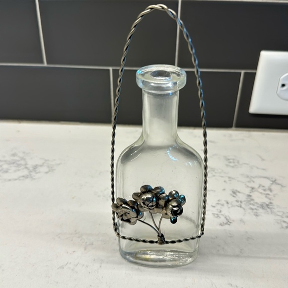 Small glass bottle vase with applied silver toned wire and flowers, Glas… - Picture 1 of 5